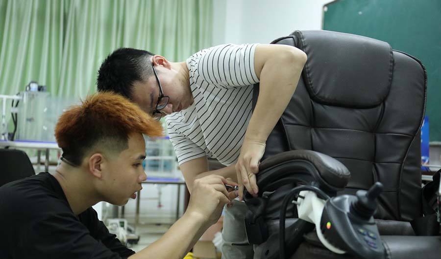 Sinh viên Trung Quốc sáng tạo xe lăn leo cầu thang