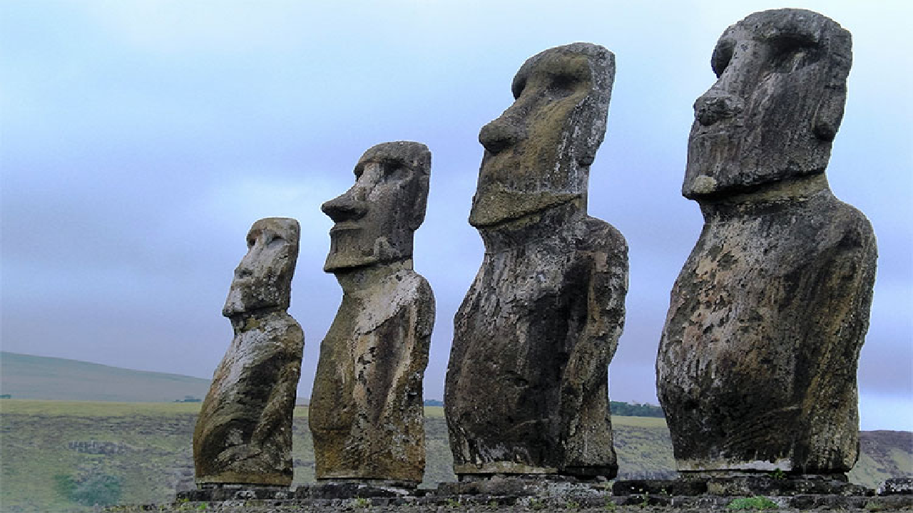 Các bức tượng đầu người có phần thân phía dưới lần đầu tiên