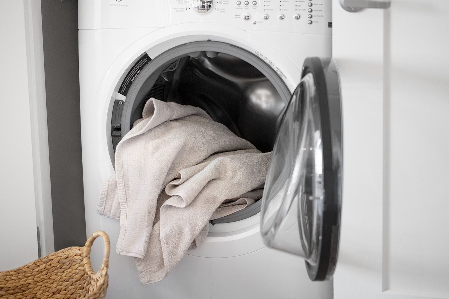Vì sao nên vệ sinh máy giặt định kỳ?