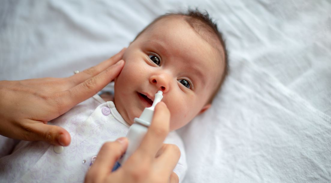 Chữa ngạt mũi cho trẻ bằng nước muối sinh lý